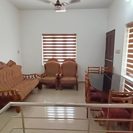 Mom'S Villa Недумбасери Екстериор снимка