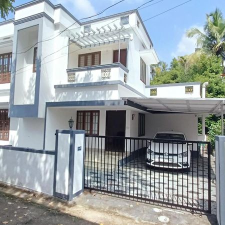 Mom'S Villa Недумбасери Екстериор снимка