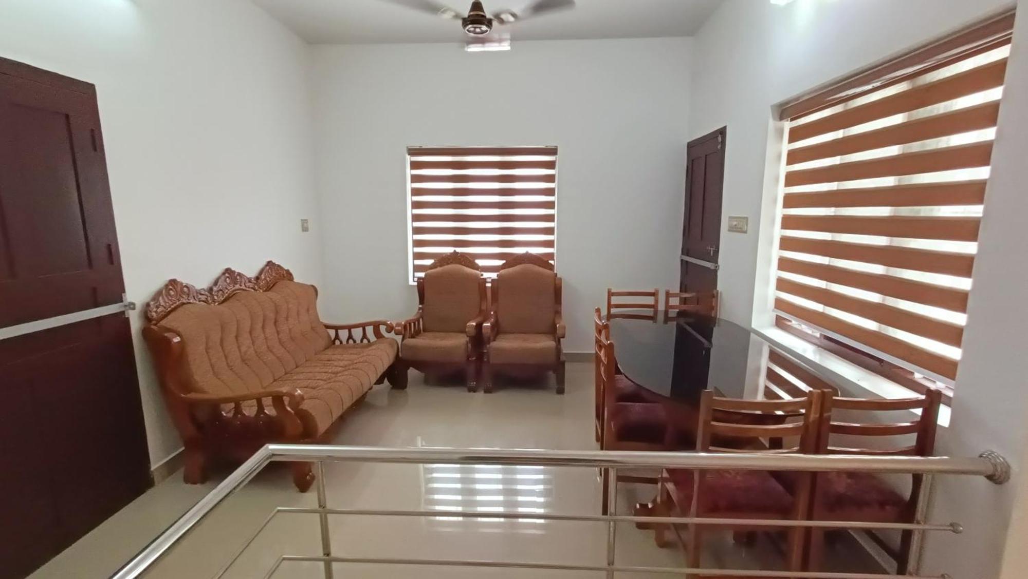 Mom'S Villa Недумбасери Екстериор снимка