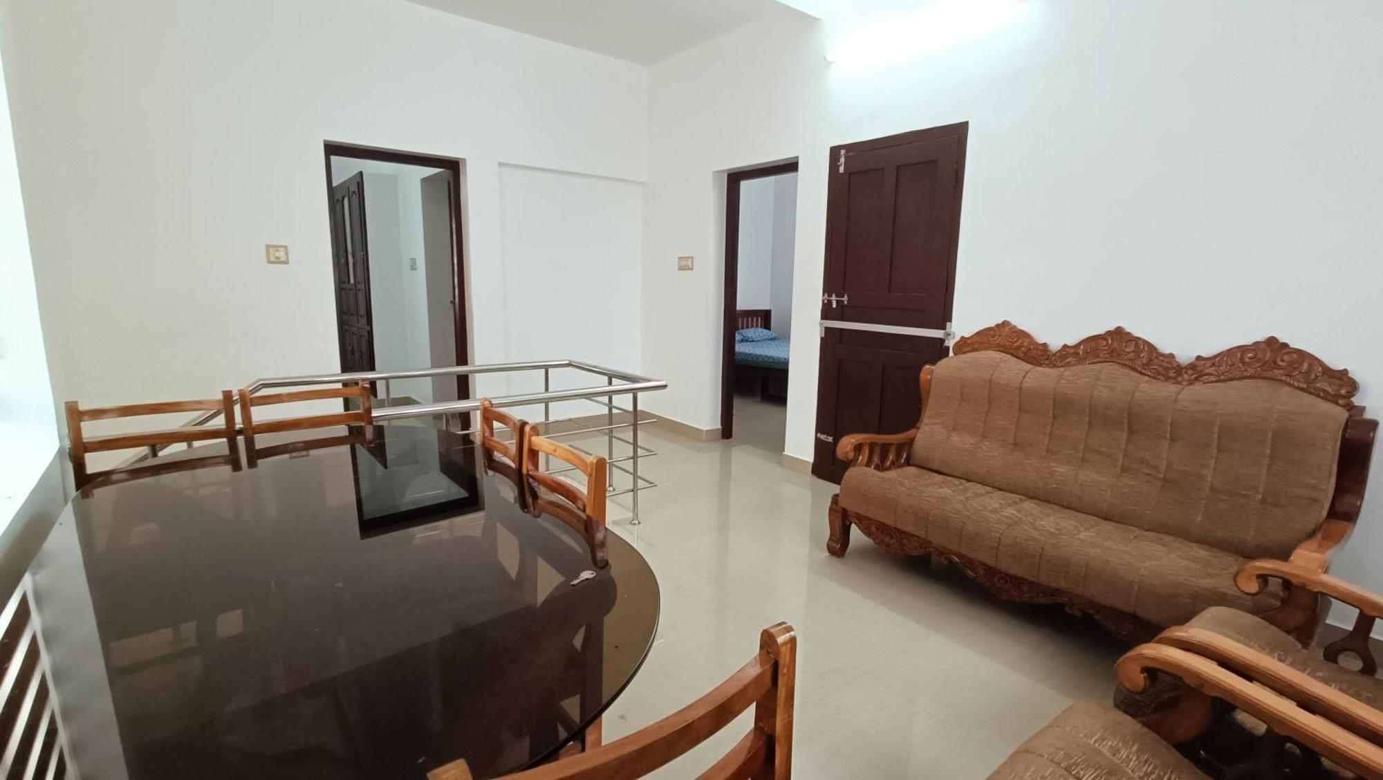 Mom'S Villa Недумбасери Екстериор снимка
